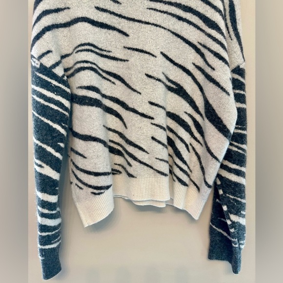 Rails Black and White Zebra Pattern Sweater Small - Picture 3 of 5